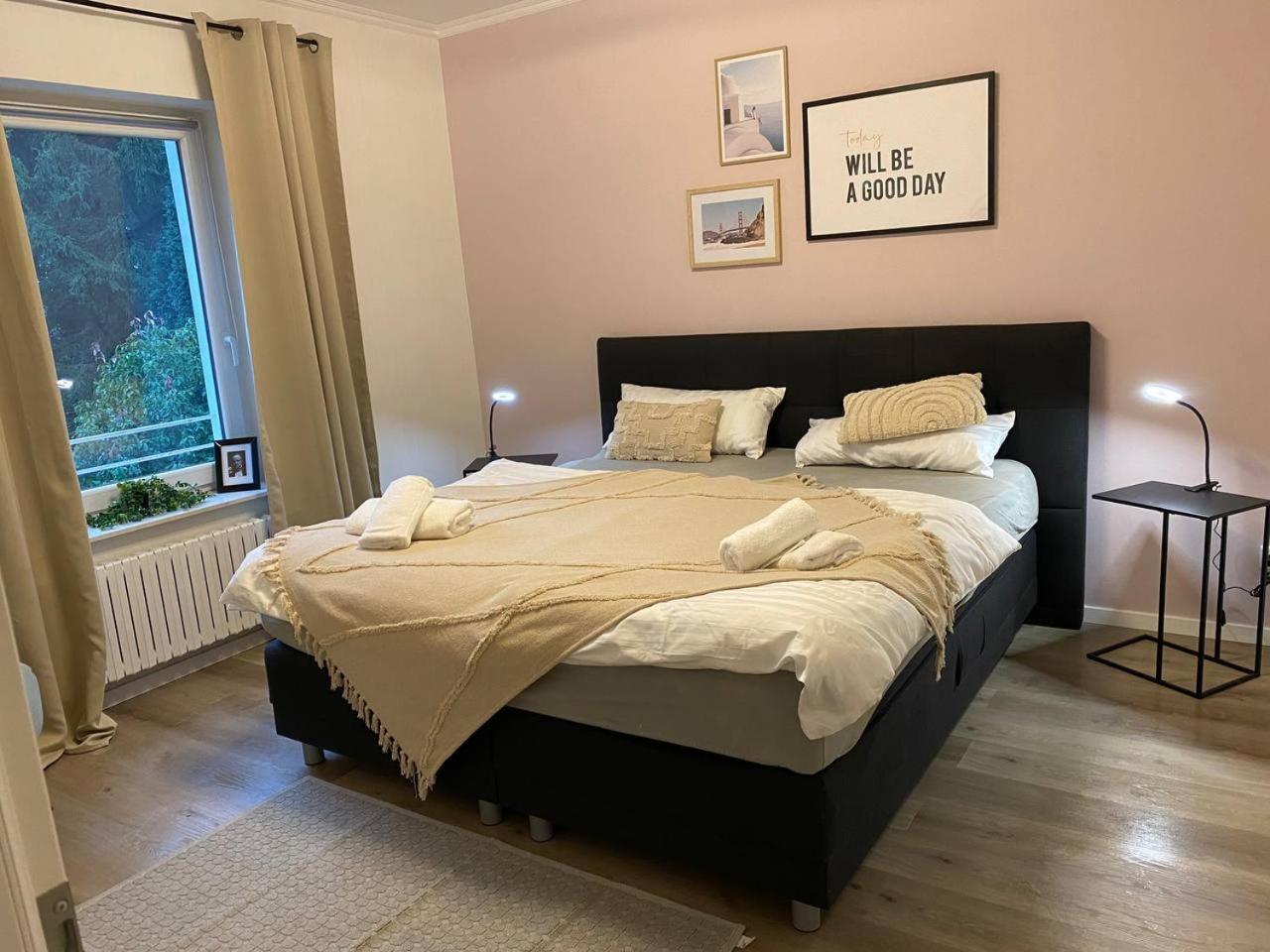 Haus Mit Garten - Kingbett - Wifi - Parkplatz エッセン エクステリア 写真